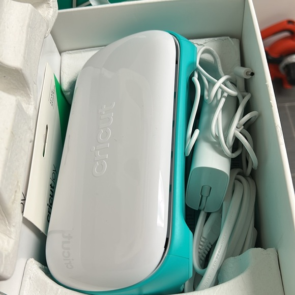 Cricut Joy Smart Cutting Machine new with open box - Picture 2 of 3